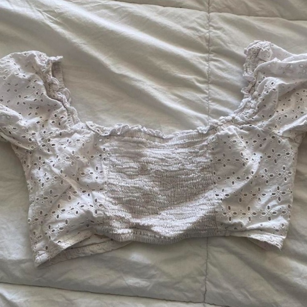 white eyelit lace crop top with sweetheart neckline & puff sleeves size medium - Picture 3 of 3